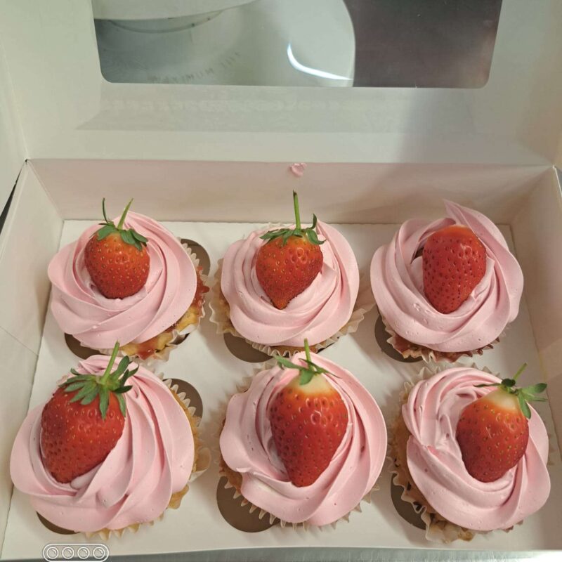 Cup cakes- With strawberry