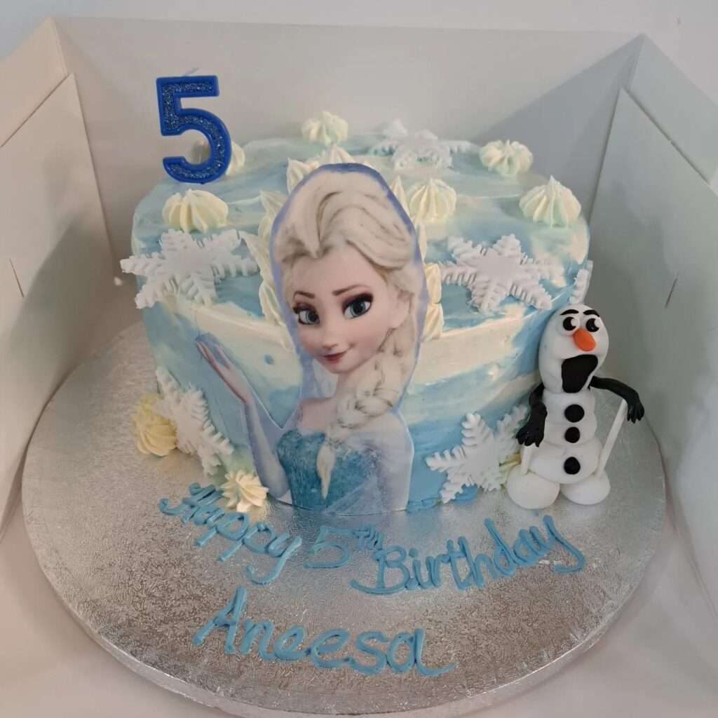 Frozen elsa cake in cream