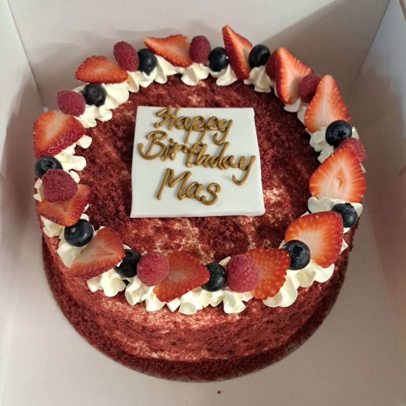 Red velvet with fruits