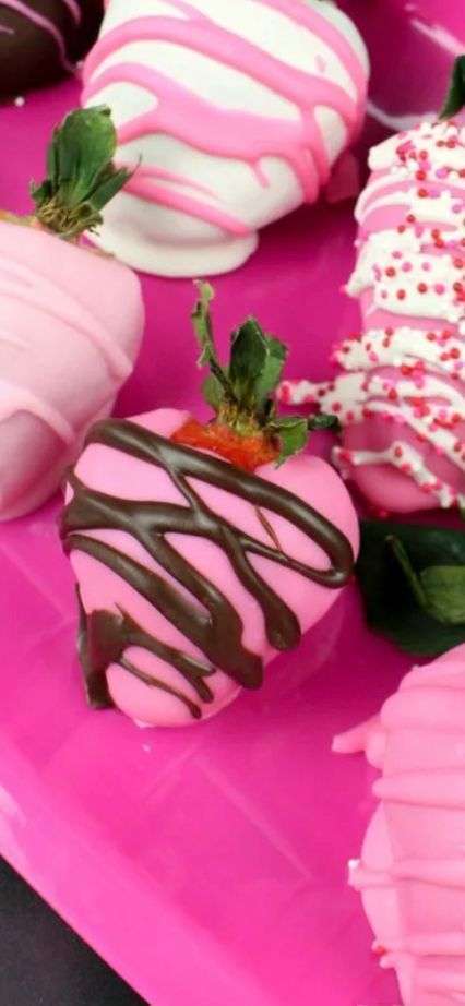 Drip strawberry in chocolate