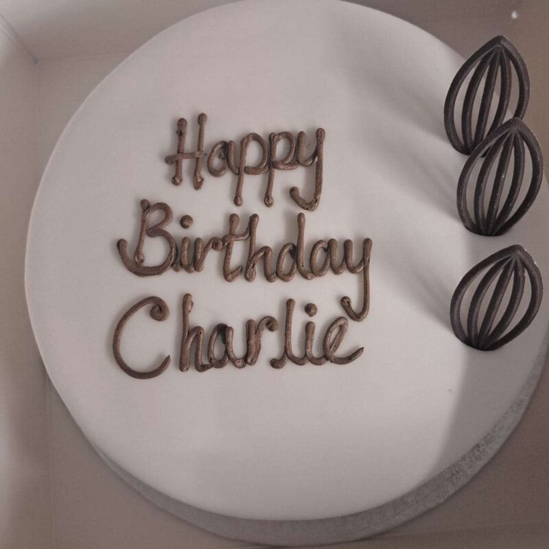 Icing cake with chocolate leaves
